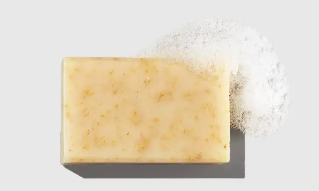 Sapone solido con bolle di schiuma, ideale per la pelle con dermatite atopica.