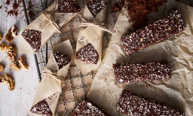 Chokladiga proteinbars recept med nötter och kokos. Perfekt för mellanmål!