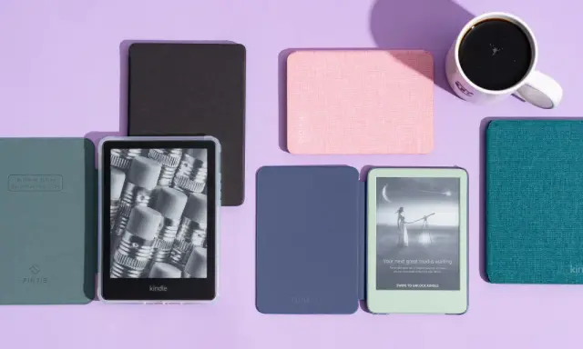 Różne etui na Kindle Paperwhite 4: zielone, różowe, granatowe, turkusowe. Obok kubek kawy.