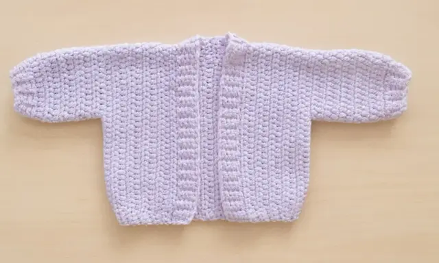 Chaqueta de bebé tejida a mano, color lila. Ideal para 6 meses, con un diseño sencillo y cálido.