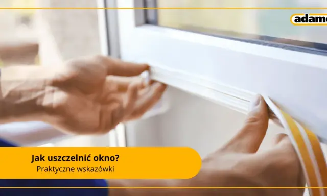 Ręce przykładają taśmę uszczelniającą do ramy okna. Dowiedz się, jak uszczelnić okna na zimę, by uniknąć strat ciepła.