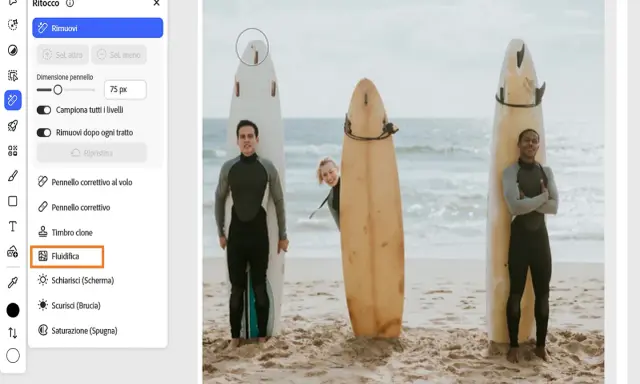 Interfaccia di Photoshop con strumento Fluidifica selezionato, pronto per ritoccare surfisti sulla spiaggia.