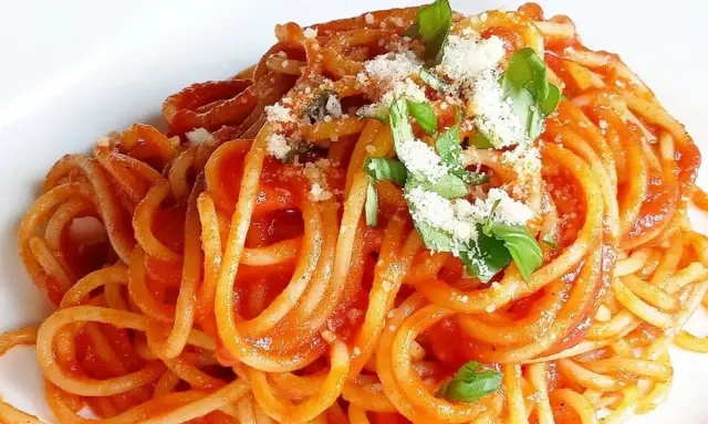 Spaghetti po niemiecku: Szybki przepis na sycący obiad? Odkryj smak!