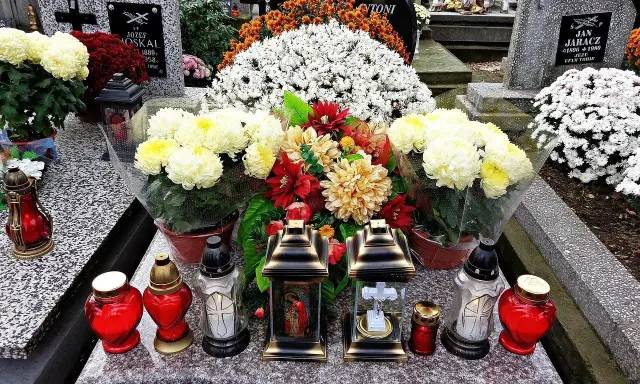 Koniec z woskiem! Jak estetycznie i bezpiecznie ustawić znicze?