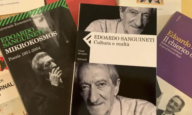 Libri di Edoardo Sanguineti, tra cui "Mikrokosmos. Poesie 1951-2004", esplorano la sua opera.