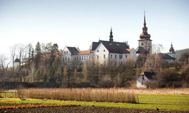 Stary Sącz atrakcje: malowniczy zespół klasztorny na wzgórzu, otoczony zielenią i polami.