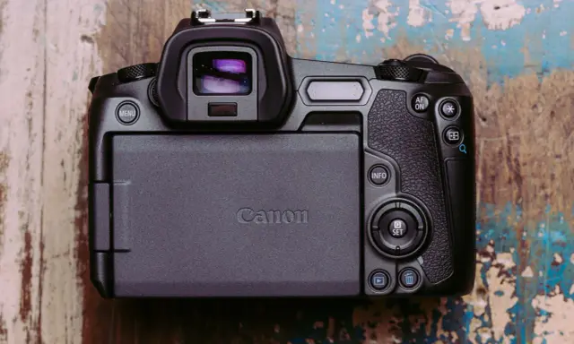 Tył aparatu Canon EOS R5 z widocznym ekranem LCD i przyciskami sterującymi.