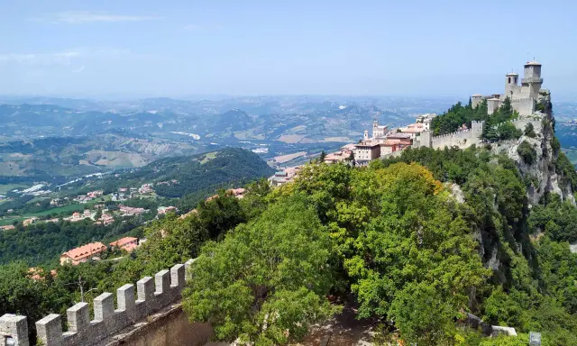 Panoramica mozzafiato di San Marino e delle colline circostanti. Un luogo perfetto per scoprire cosa vedere vicino San Marino, tra borghi e castelli.