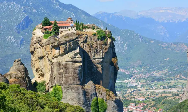 Kloster på en klipptopp i Meteora, Grekland. En hisnande vy över det unika landskapet.