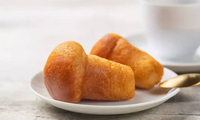 Babà Napoletano: Storia, Ricetta e Dove Assaggiare il Migliore