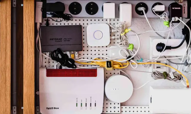 Vernetztes **smartes Zuhause**: Fritz!Box, Netgear Switch und diverse Hubs für ein intelligentes Heim.
