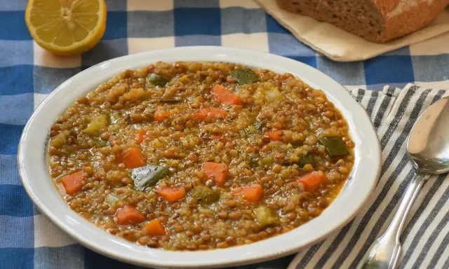 Un plato de sopa de lentejas y verduras, perfecto para recetas de quinoa.