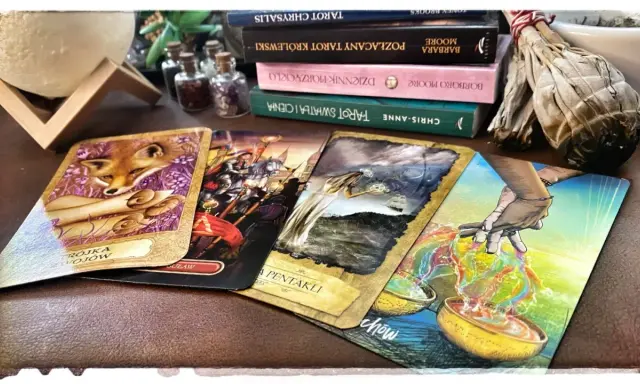 Tarot online, który się sprawdza, układa się na stole. Widać karty z lisem, rycerzami, kobietą i dłońmi.