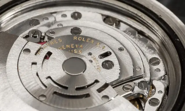 Dettaglio del movimento di un Rolex, con incisioni "Montres Rolex Geneva Swiss" e "Rattrapante".