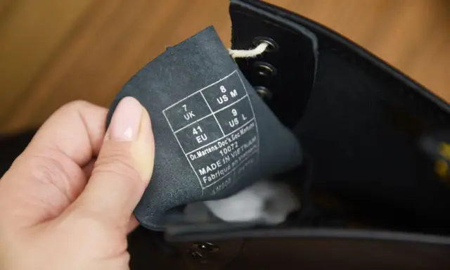 Metka z rozmiarem i informacją "Made in Vietnam" na wewnętrznej stronie buta to klucz do tego, jak rozpoznać oryginalne Martensy.