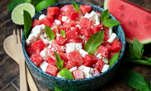 Erfrischender Melonen Feta Salat mit Minze und Limette, perfekt für heiße Tage.