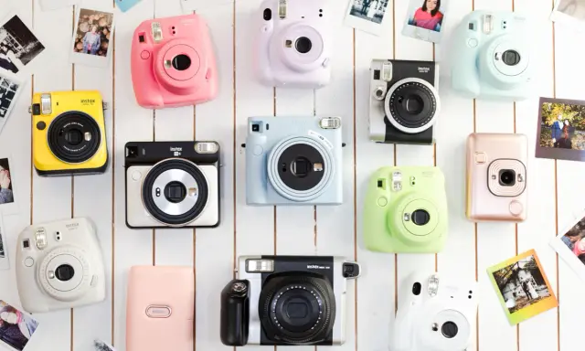 Gdzie zamówić odbitki retro (Instax/Polaroid)? Wybierz idealne!