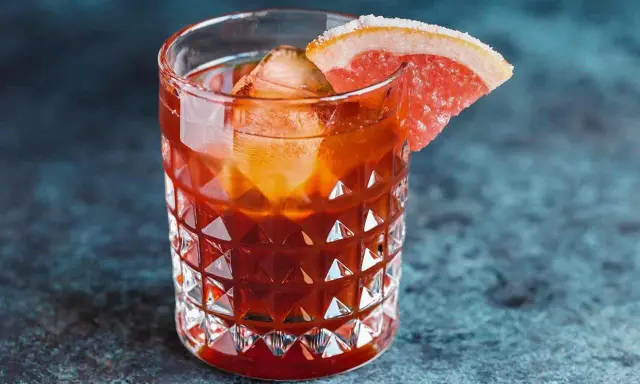 Koktajl z Jägermeister Manifest i grejpfrutem. Idealny na letnie wieczory, gdy zastanawiasz się, z czym pić.