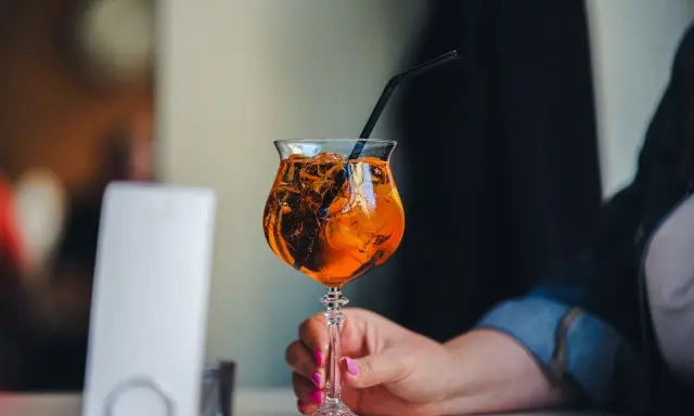 Orzeźwiający drink z lodem i słomką. Idealny na upalne dni, by poczuć smak lata. Jak pić Aperol? Z lodem i plasterkiem pomarańczy!