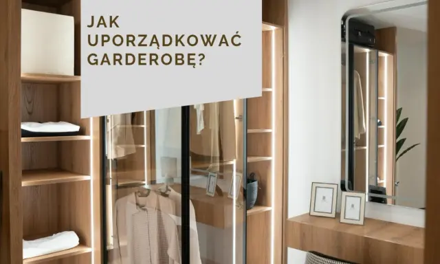 Jak urządzić małą garderobę? Drewniane półki, oświetlenie LED i lustro tworzą funkcjonalną przestrzeń.