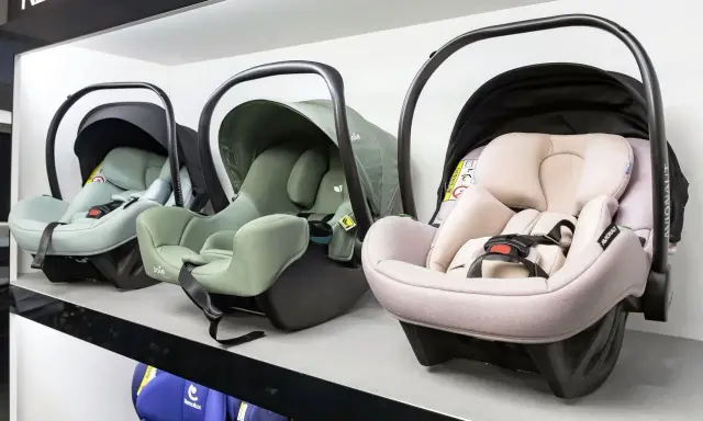 Trzy foteliki samochodowe w różnych kolorach: miętowym, zielonym i różowym. Idealne do testów ADAC.