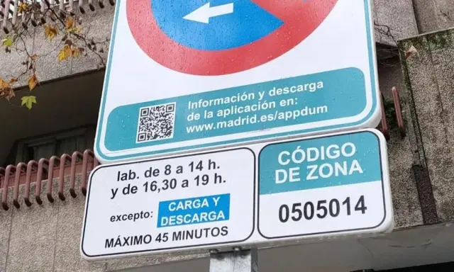Señal de tráfico de carga y descarga con horarios y código de zona.