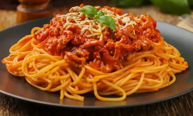 Pyszne spaghetti bolognese, idealne na obiad. Dowiedz się, jak zrobić spaghetti krok po kroku!