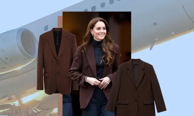 Kate Middleton zeigt, wie man einen braunen Blazer kombiniert: elegant und reisefertig vor einem Flugzeug.