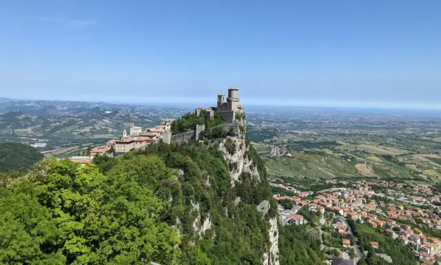 Widok na San Marino z zamkiem na skale. Idealne miejsce, by sprawdzić, jak dojechać z Rimini do San Marino.