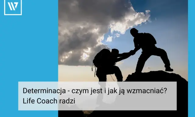 Silhouettes of two climbers helping each other reach the summit. This image illustrates determinacja - czym jest i jak ją wzmocnić?