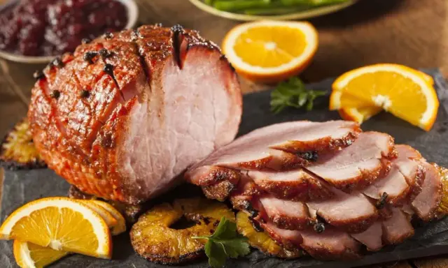 Pieczona szynka z pomarańczą i ananasem. Idealna na święta, gdy szukasz przepisu na zalewę do peklowania mięsa.