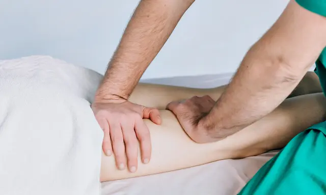 Drenaż limfatyczny nóg: Jak wykonać go w domu? Poradnik