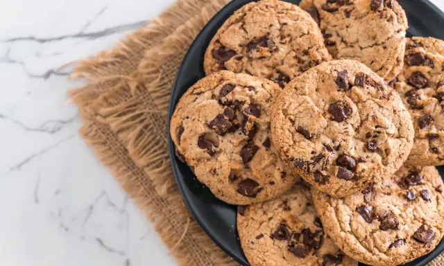 Assiette de cookies aux pépites de chocolat, parfaits après une cuisson réussie en chaleur tournante.