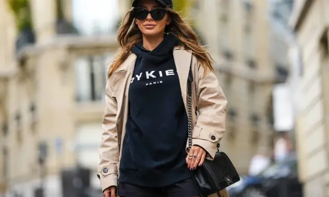 Modna kobieta w czapce z daszkiem i beżowym płaszczu. Stylowe czapka z daszkiem stylizacje na co dzień.