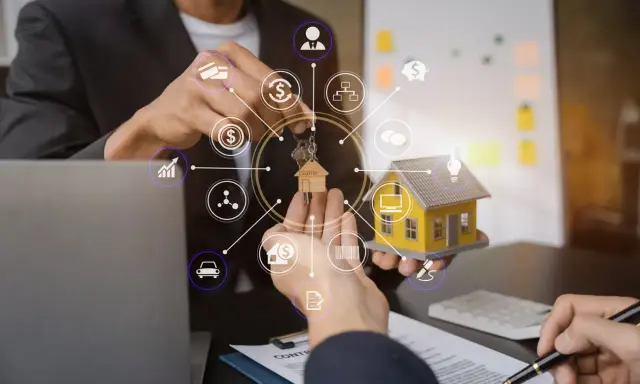 Remise de clés d'une maison miniature, symbolisant la gestion immobilière et les défis du paiement irrégulier et tardif des loyers.