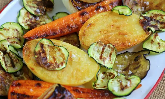 Deliciosa parrillada de verduras: calabacín, zanahoria, patata y berenjena a la brasa, con un toque de sal.