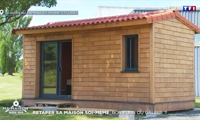 Petite maison en bois avec une porte coulissante vitrée et une fenêtre. Un projet pour retaper sa maison soi-même.