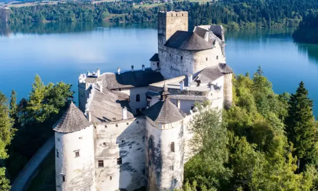 Zamek w Niedzicy, malowniczo położony nad jeziorem, zaprasza do zwiedzania. Sprawdź zamek w Niedzicy cennik biletów i odkryj jego tajemnice.