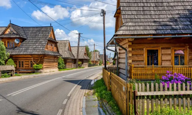 Drewniane domy i tradycyjna architektura tworzą urokliwy krajobraz. Wiele atrakcji czeka na odkrycie w Chochołowie.