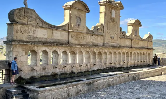 Fontana monumentale con archi e getti d'acqua, un luogo da scoprire ad Agira.