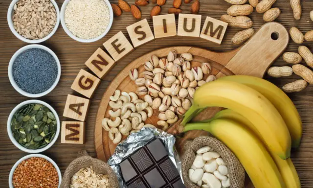 Magnesiumreiche Lebensmittel: Bananen, Nüsse, Samen, Schokolade. Wichtig für die Gesundheit, besonders wie viel Magnesium in der Schwangerschaft.