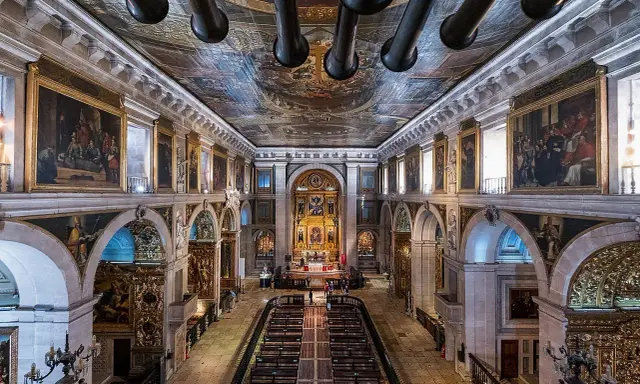 Prachtvoller Innenraum einer der beeindruckenden Lissabon Kirchen, mit bemalter Decke, Gemälden und goldenem Altar.