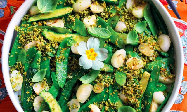 Un colorato contorno di verdure miste, con piselli, zucchine e cipolline, condito con pangrattato croccante. Un pranzo della domenica fatto in casa da Benedetta, con un fiore decorativo.