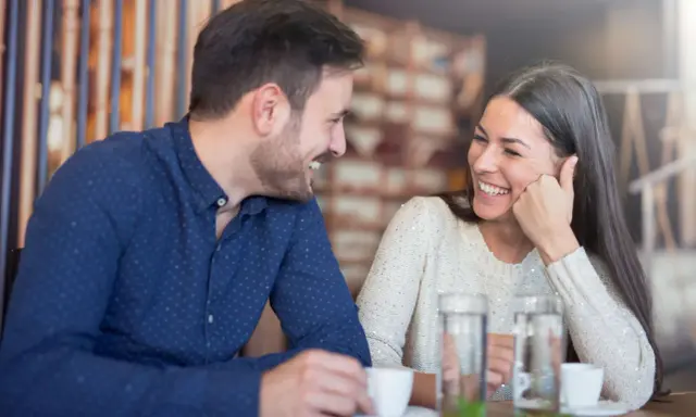 Czy mężczyzna może kokietować? Rozpoznaj sygnały i flirtuj z klasą