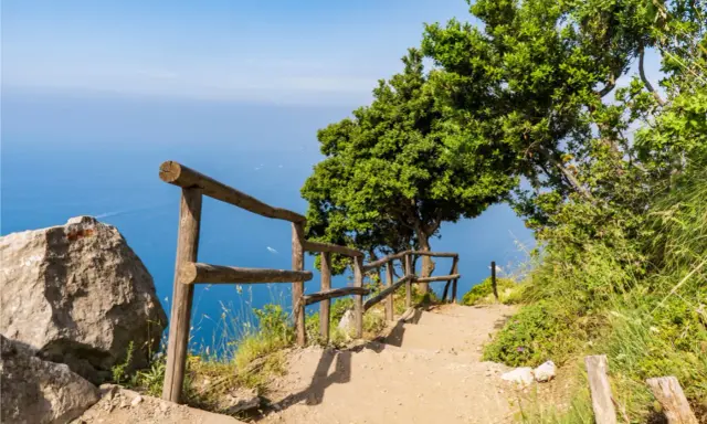 Sentiero degli Dei: un percorso mozzafiato con vista sul mare. Quanti km? Circa 7, un'avventura indimenticabile.