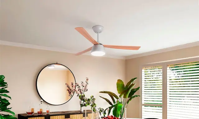 Ventilador de techo con luz integrada y aspas de madera, un ejemplo de los modernos tipos de ventiladores para el hogar.