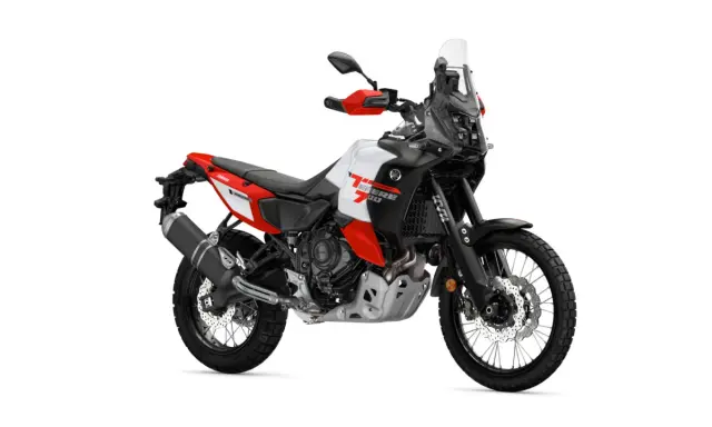 Motocykl Yamaha Ténéré 700 World Raid w kolorze białym, czerwonym i czarnym, gotowy na przygodę.