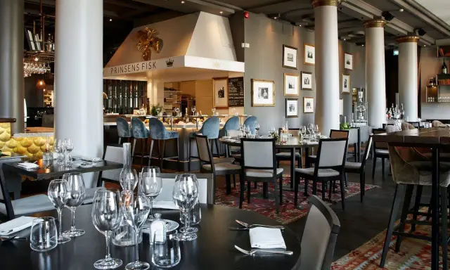 Elegant restaurang med fisktema. Väl dukade bord och bar med blå sammetsstolar. Många positiva fiskekrogen recensioner kan tänkas här.