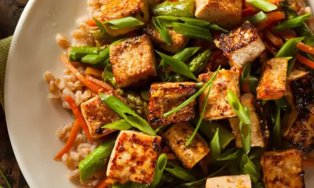 Smażone kostki tofu z warzywami i kaszą. Pyszne danie, które pokazuje, tofu co to jest - wszechstronny składnik.