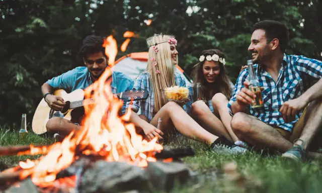 Przy ognisku można śpiewać przy gitarze, jeść chipsy i pić piwo. Wspaniałe chwile z przyjaciółmi na łonie natury.